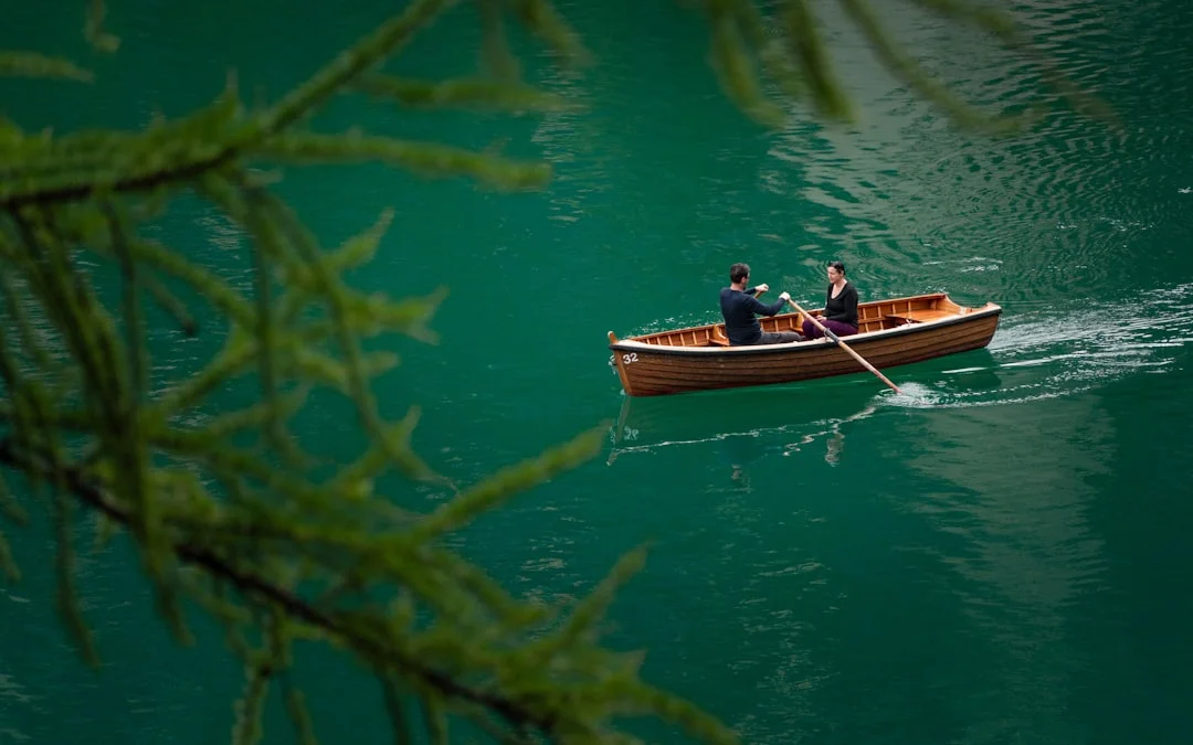 Noleggio canoe sul lago di Idro per esplorare le sue coste selvagge.
